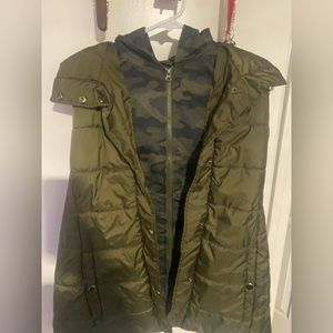 Womens green/camo vest